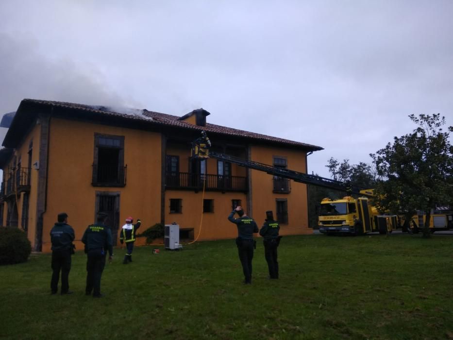 Incendio en el palacio de Cavanilles, del siglo XVI, en Lieres