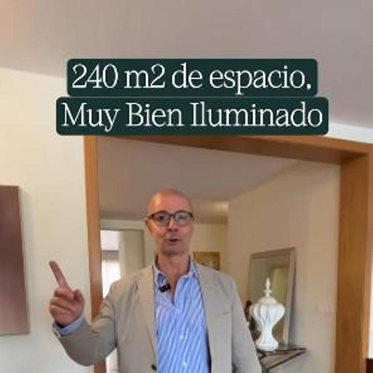 El CEO de AF Properties, Francisco Abad, en uno de sus vídeos enseñando un piso.