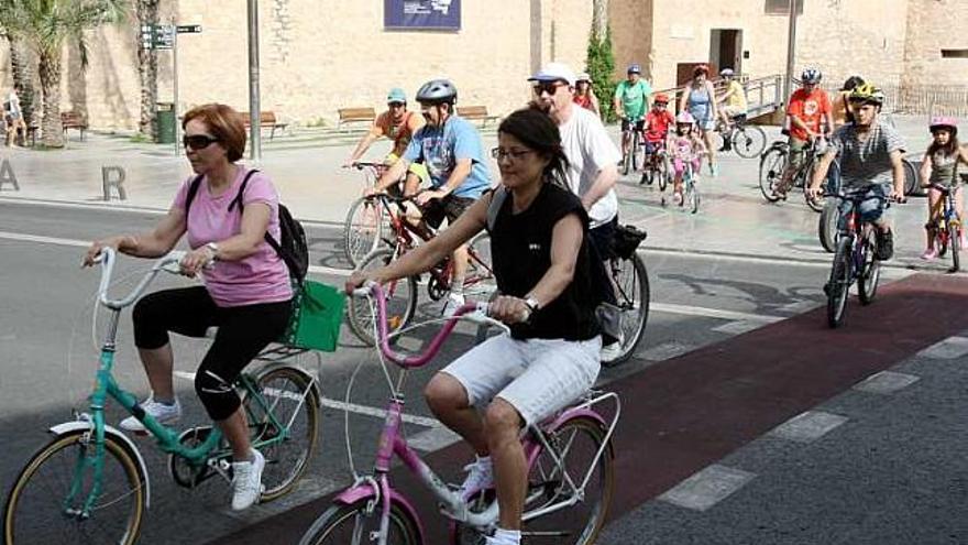 Vecinos recorriendo la ciudad en una ruta con bicicletas.