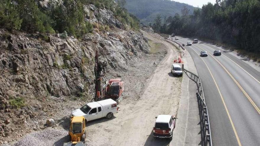 Una estructura de hormigón, acero y madera protege la vía. // S.A.