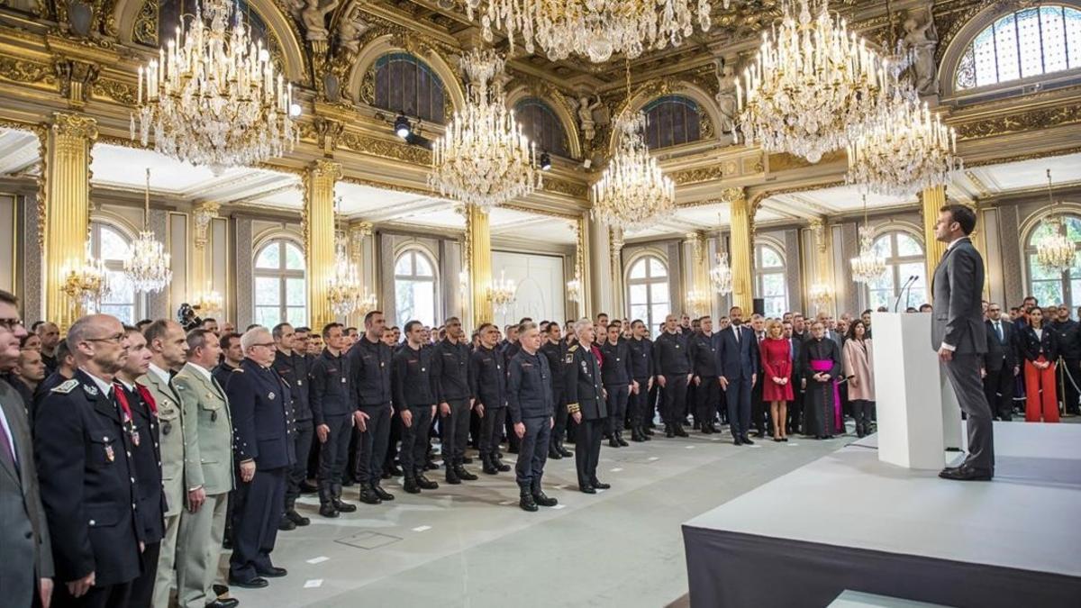 Macron habla a los bomberos en el Eliseo.