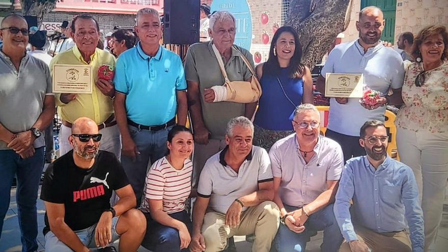 La Aldea de San Nicolás y Coagrisan reconocen la labor de los agricultores Fernando Godoy y Víctor Manuel Botella en la V Feria del Tomate