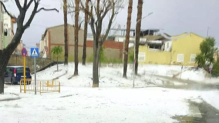 Una fuerte granizada deja un manto blanco en pueblos de la Vall, la Costera y la Canal