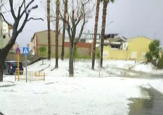 Una fuerte granizada deja un manto blanco en pueblos de la Vall, la Costera y la Canal
