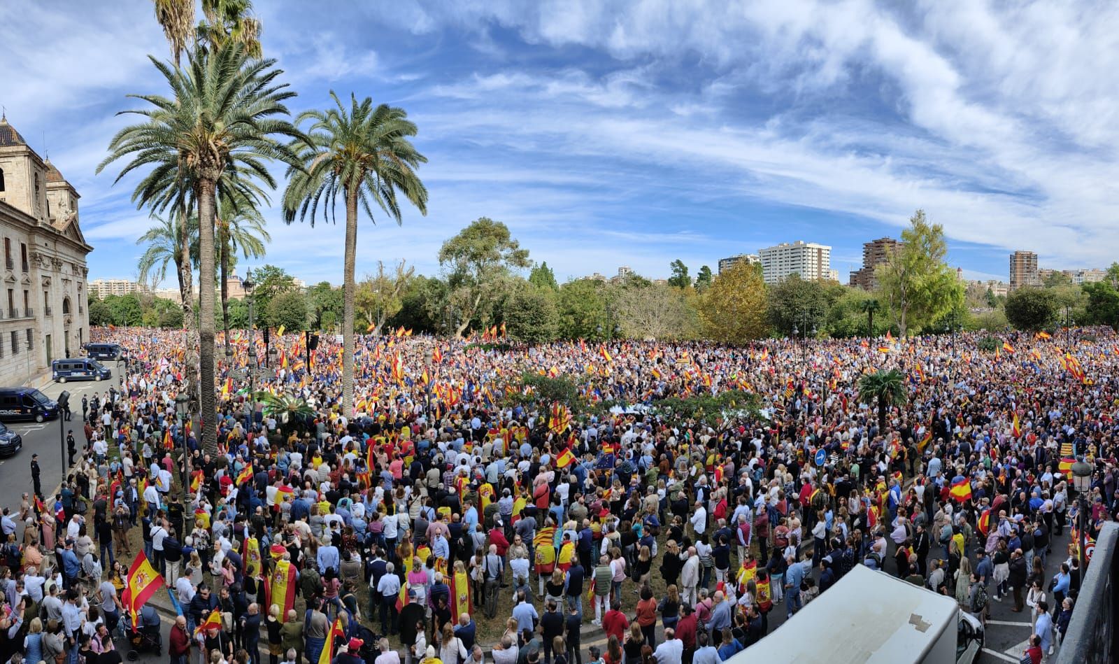 Miles de personas en la manifestación contra el pacto del PSOE y Junts en València