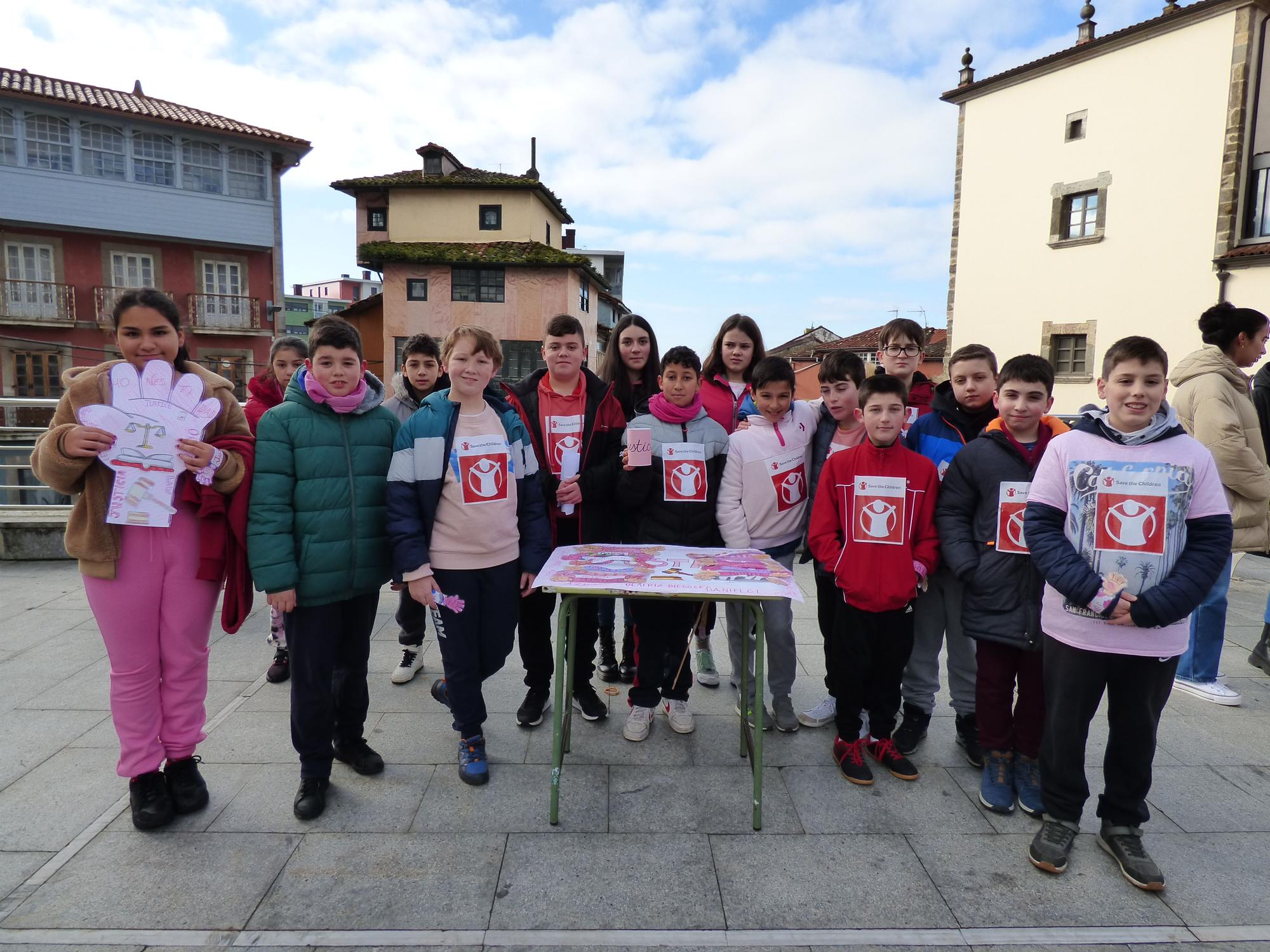 Los escolares del colegio Verdeamor de Tineo conmemoran el Día Internacional de la Paz.