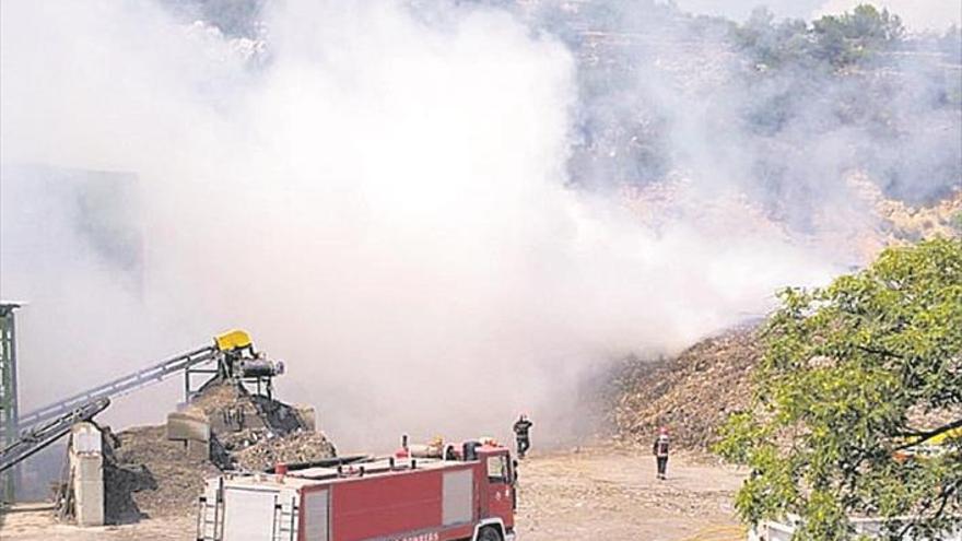 Los incendios azotan la provincia en un día de bochorno y tormentas