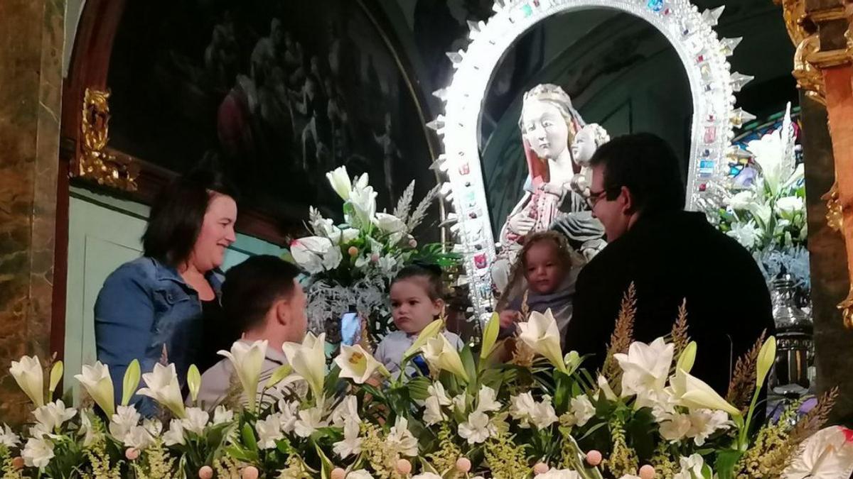 Dos hermanos son presentados por el párroco y sus padres ante la Virgen del Canto | M. J. C.