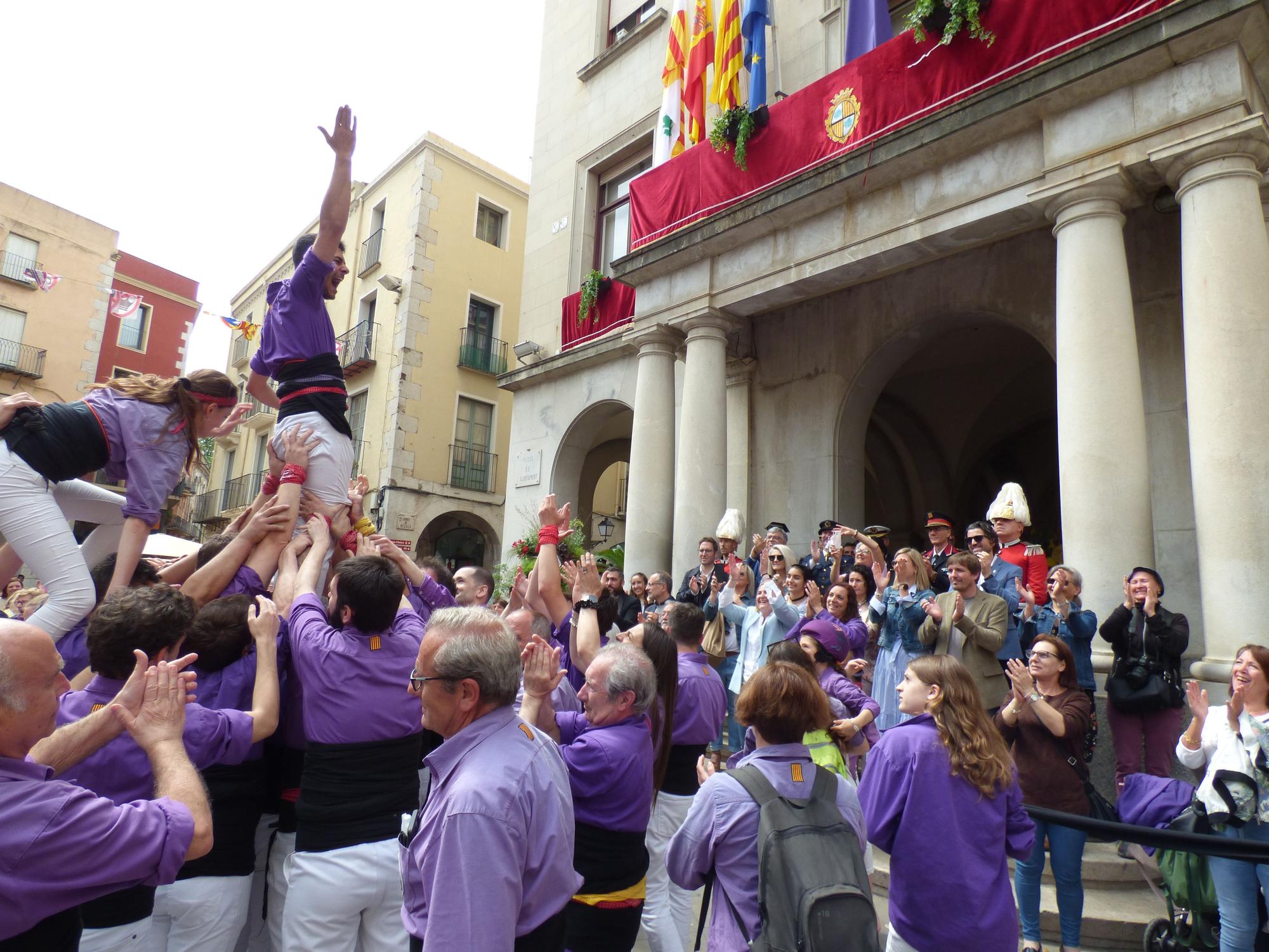 La Colla Castellera aporta emoció a les Fires amb el pilar caminant de Santa Creu