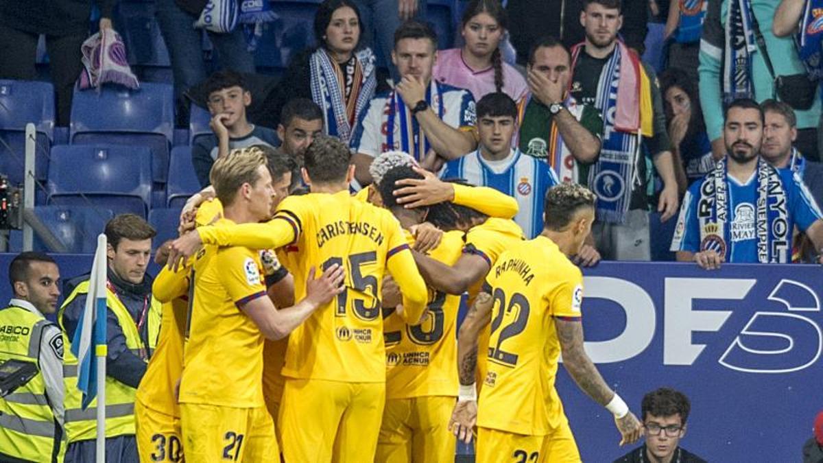 Lewandowski y resto compañeros celebrando el primer gol durante el partido de liga entre el RCD Espanyol y el FC Barcelona.