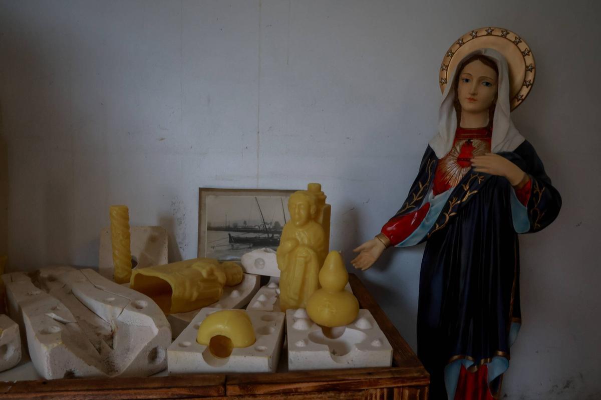 El taller en el que Antoni Miralda presentó su «Romería Update», fusionando su arte con los moldes de exvootos de la histórica Cerería Diéguez, en Pontecesures.