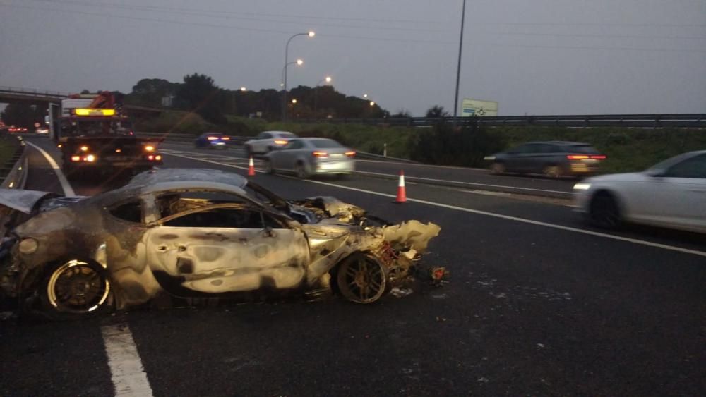 Un herido al incendiarse un coche en la autopista de Llucmajor