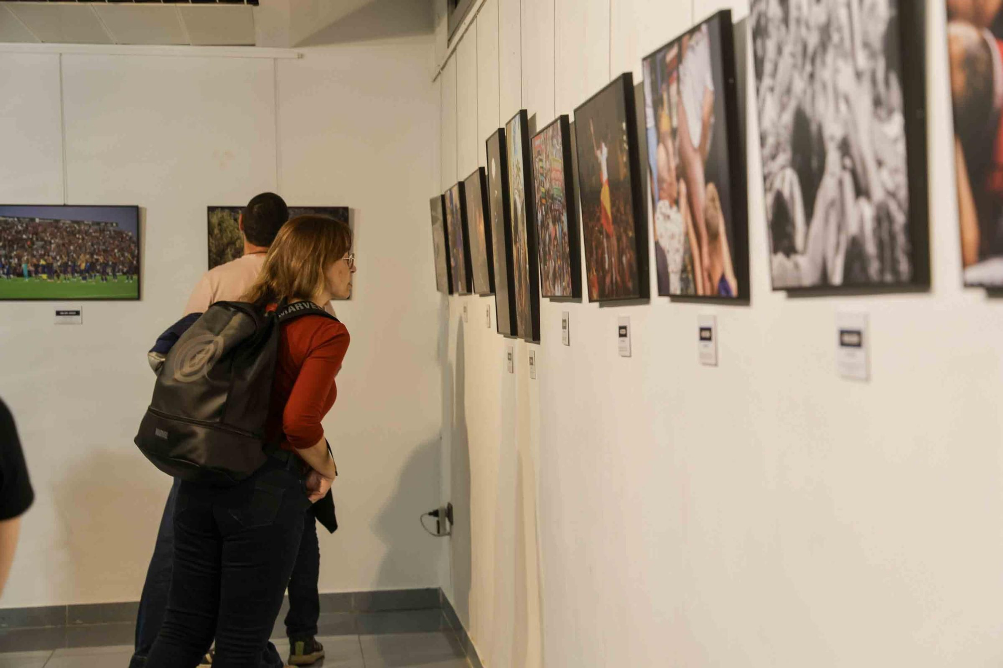 lleno total en la inauguración de INFotoperiodistas 2024,. un año de fotografía de prensa en Alicante