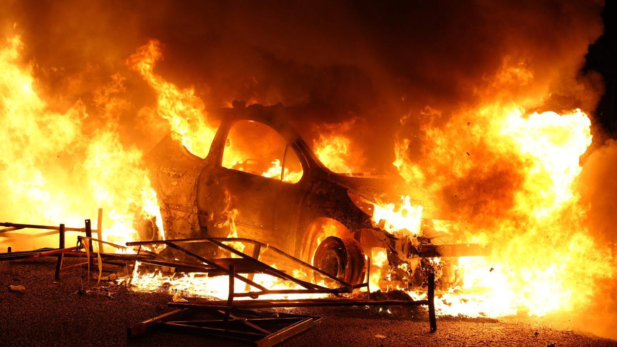 Un vehículo en llamas durante los disturbios del martes por la noche en Nanterre.