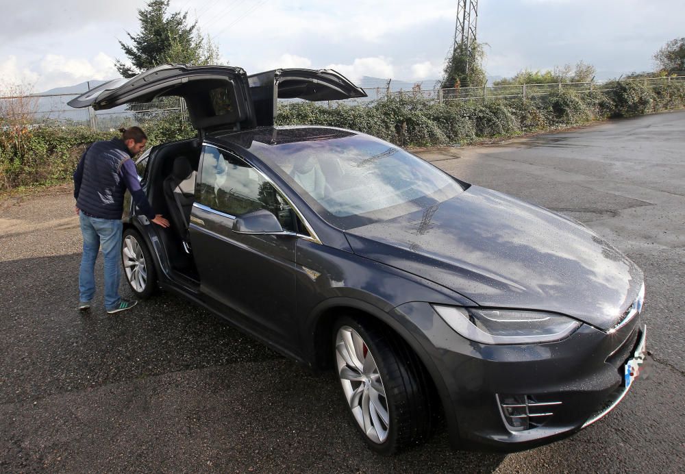 Un vigués, propietario del primer Tesla Model X de España