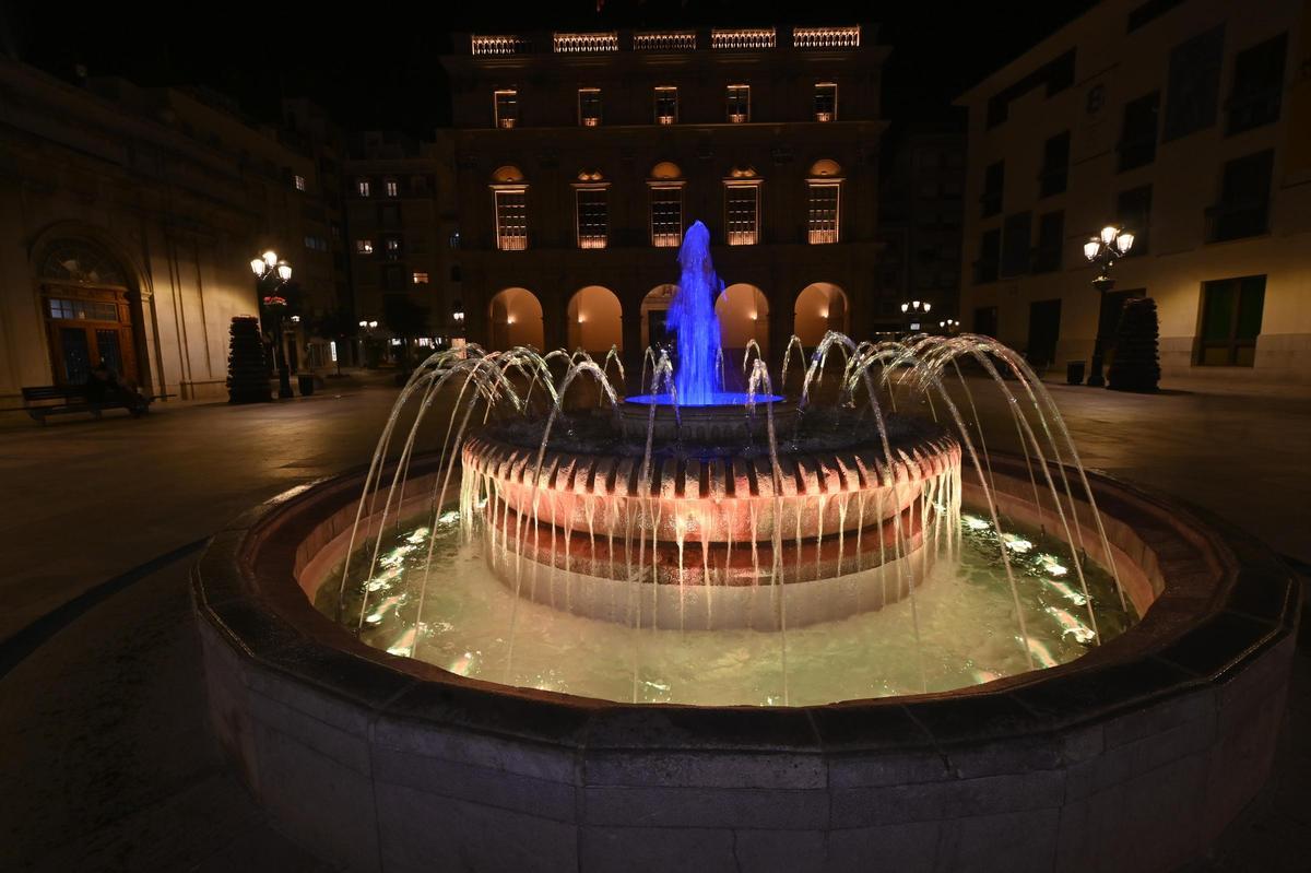 Plaza mayor de Castelló iluminada con los colores de la bandera de Ucrania el 2 de marzo del 2022.