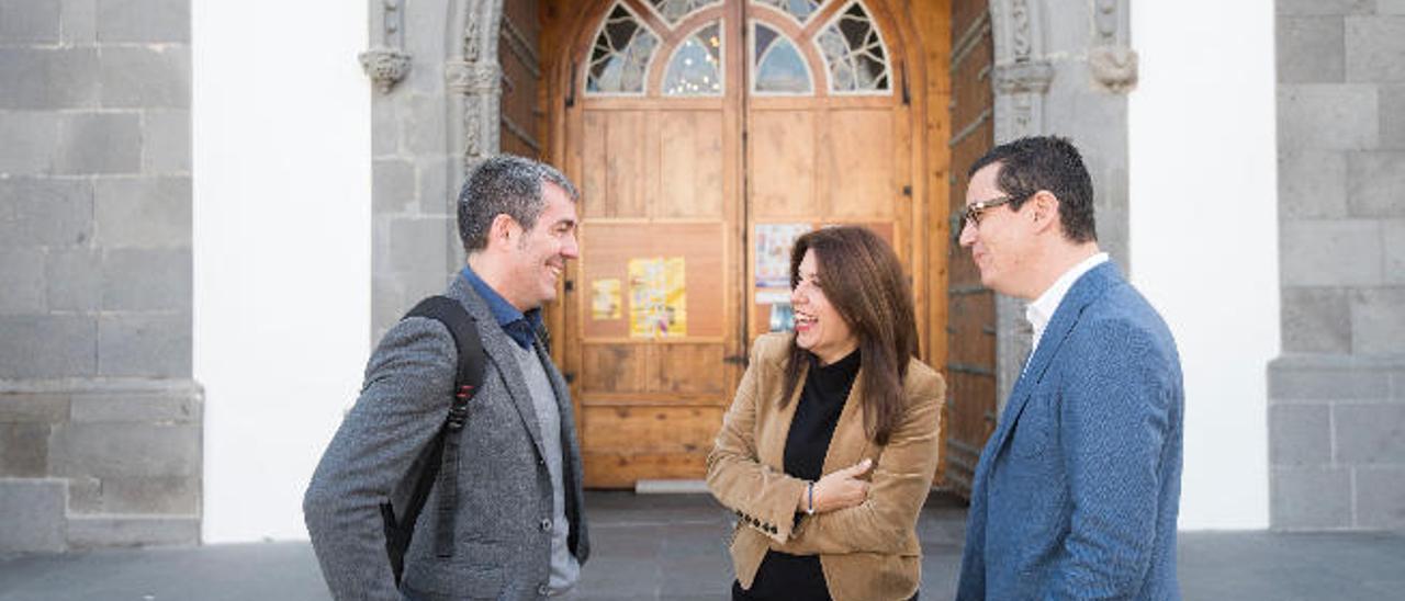 Fernando Clavijo charla amistosamente con Carmen Hernández y Pablo Rodríguez, frente a la basílica de San Juan.