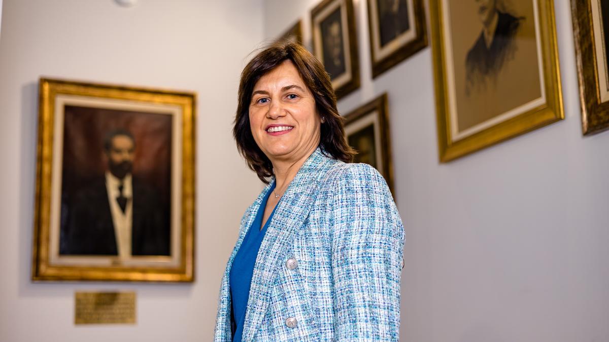 Pilar Fuentes posa en la recién estrenada sede del Colegio de Procuradores ante los retratos de sus predecesores.