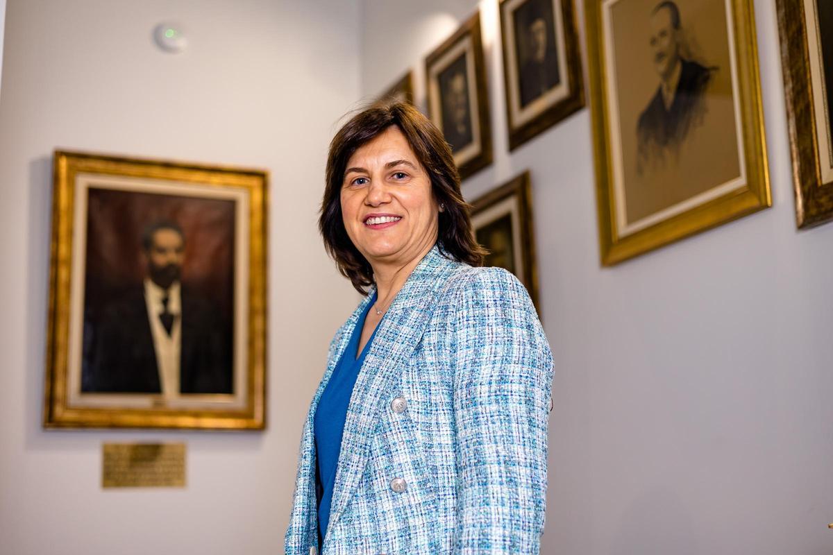 Pilar Fuentes posa en la recién estrenada sede del Colegio de Procuradores ante los retratos de sus predecesores.