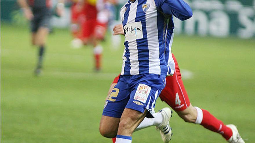 Adrián. El delantero asturiano, durante el encuentro que ayer disputó el Málaga frente al Espanyol de Mané.