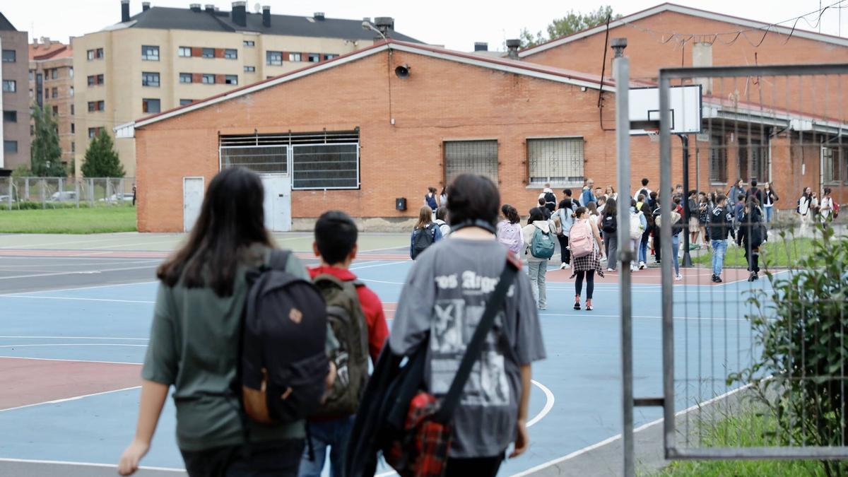 Alumnos entrando a clase en el inicio de curso en el IES Mata Jove.