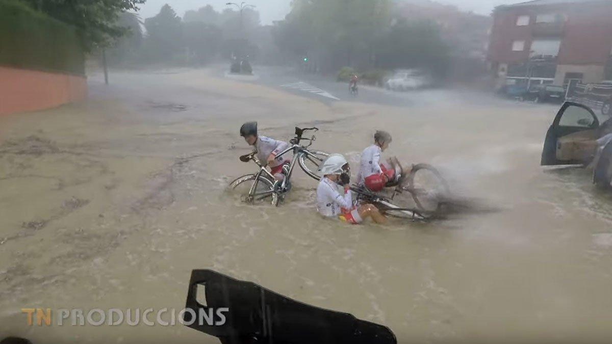 Las imágenes de la aberrante e inundada crono Volta Penedès