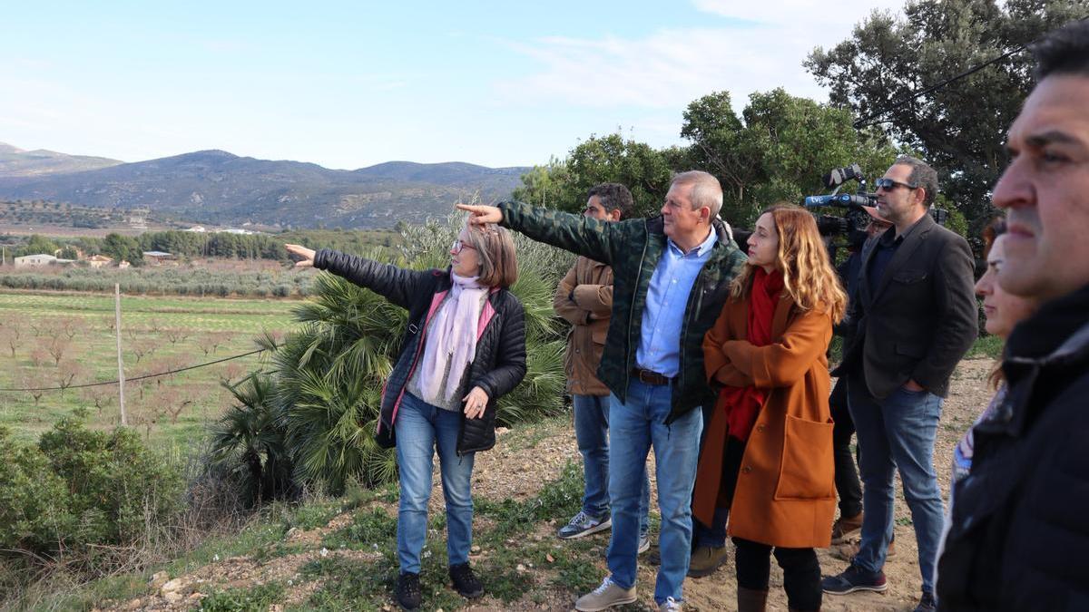 Representantes de la asociación Nostra Terra enseñan a la consellera Isaura Navarro algunos de los terrenos que estarían afectados por Magda.