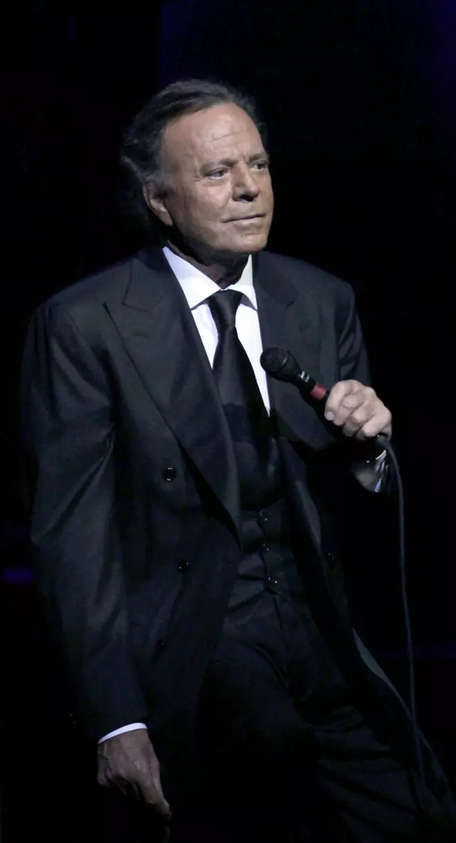 Julio Iglesias sigue siendo el rey, ¡y lo sabes!: el cantante prepara una serie biográfica y protagoniza libros entre rumores sobre su salud