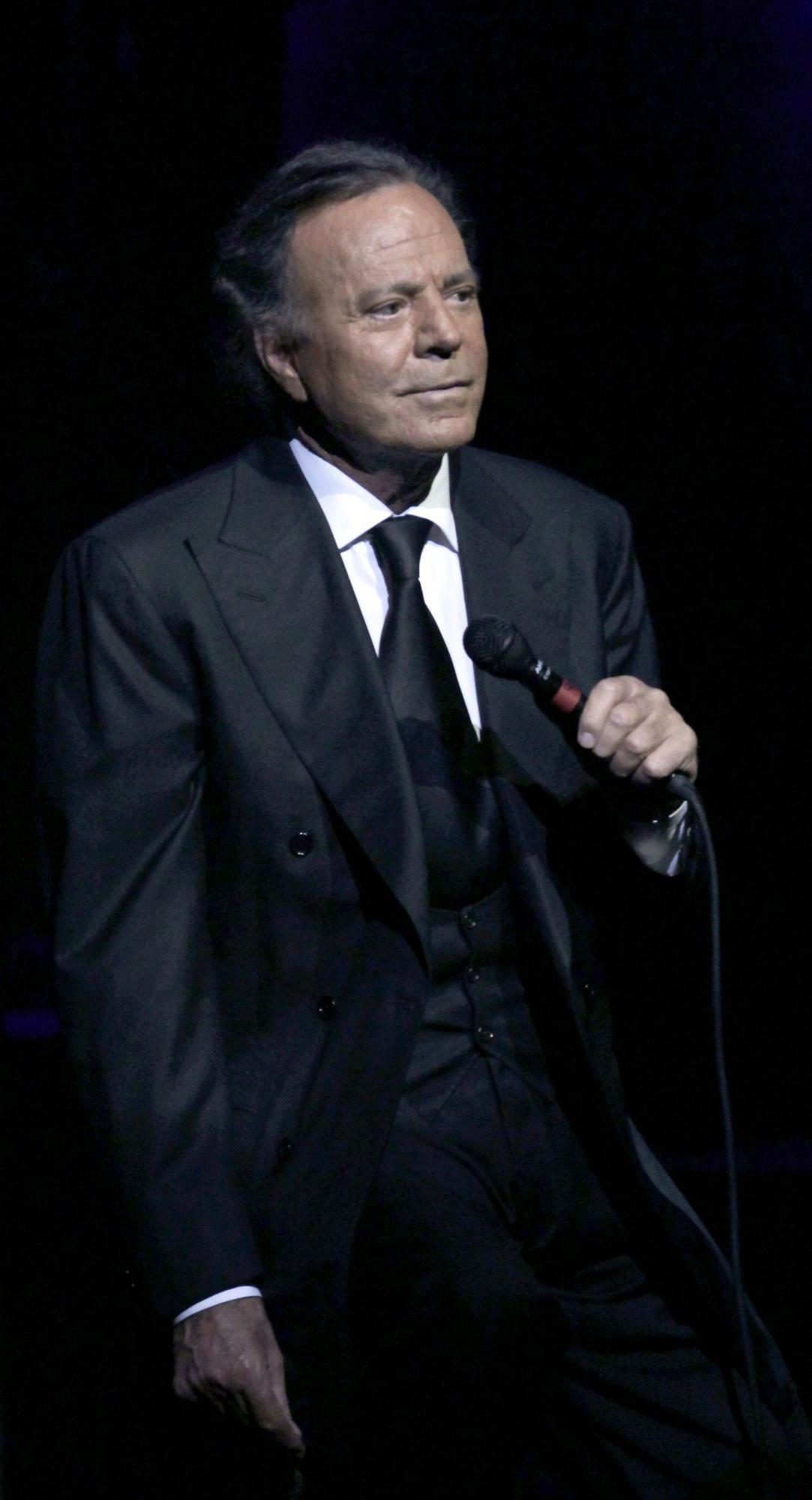 Exempleadas del servicio doméstico de Julio Iglesias acusan al cantante de agresiones sexuales