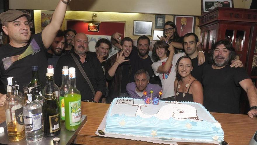 Así era el Moby Dick, el mítico pub de A Coruña que inventó las 'palanganas' y desafió a un cura