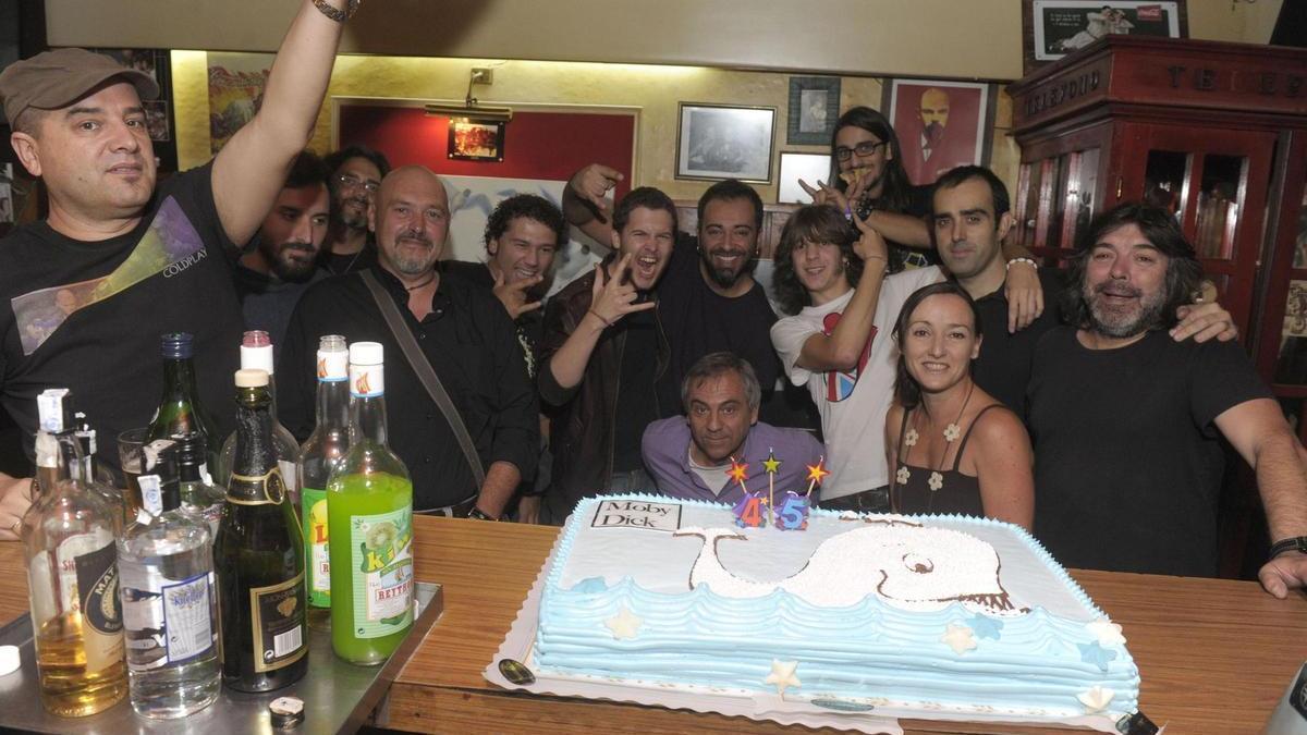 La fiesta de despedida del histórico pub Moby Dick en Sada, con una tarta conmemorativa.