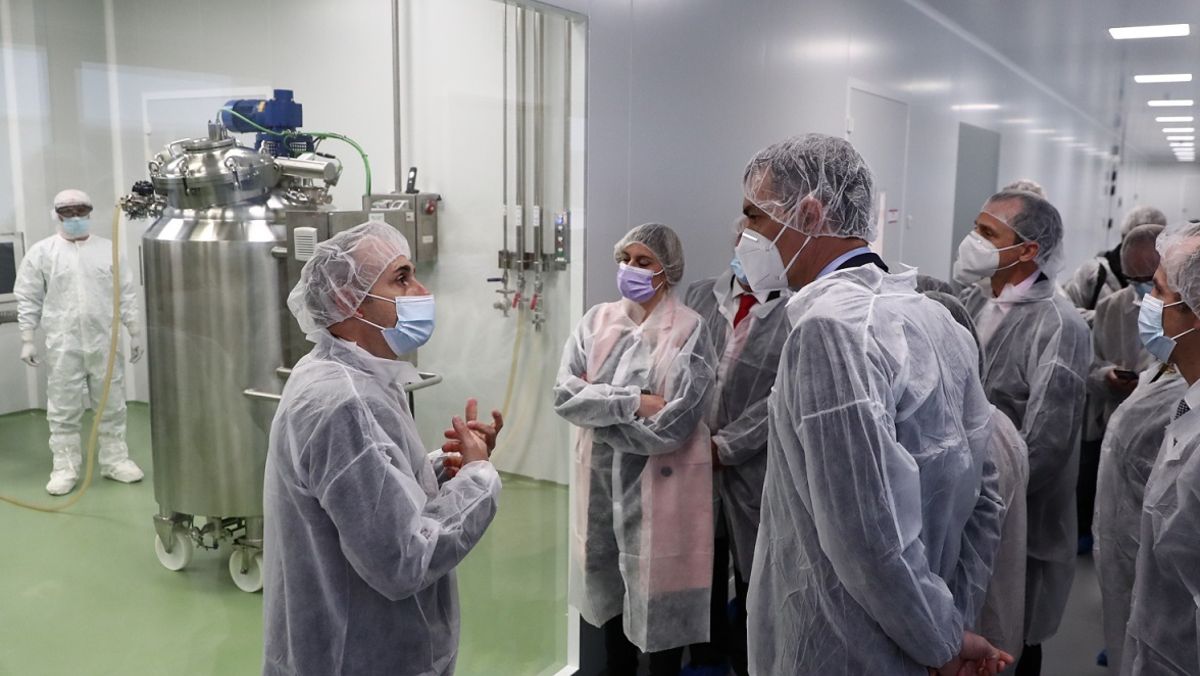 Pedro Sánchez durante la visita a las instalaciones de la farmacéutica Hidra.