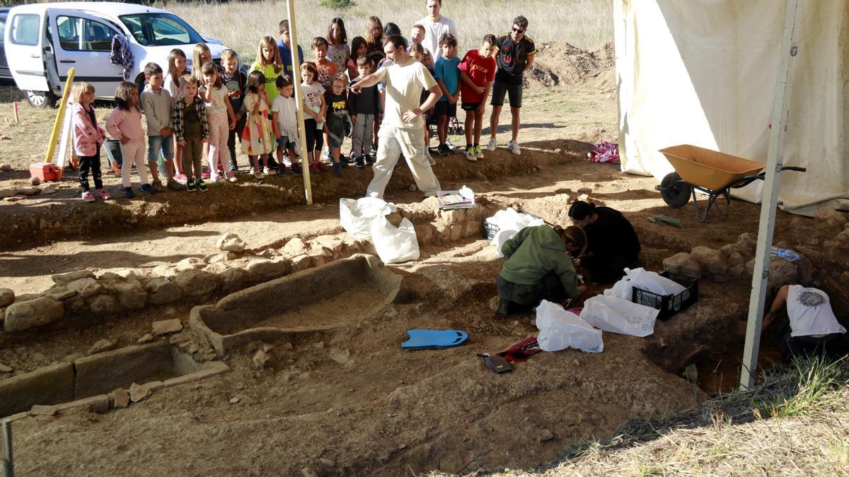 Infants de l&#039;escola d&#039;Àger visiten el jaciment de Santa Coloma d&#039;Àger