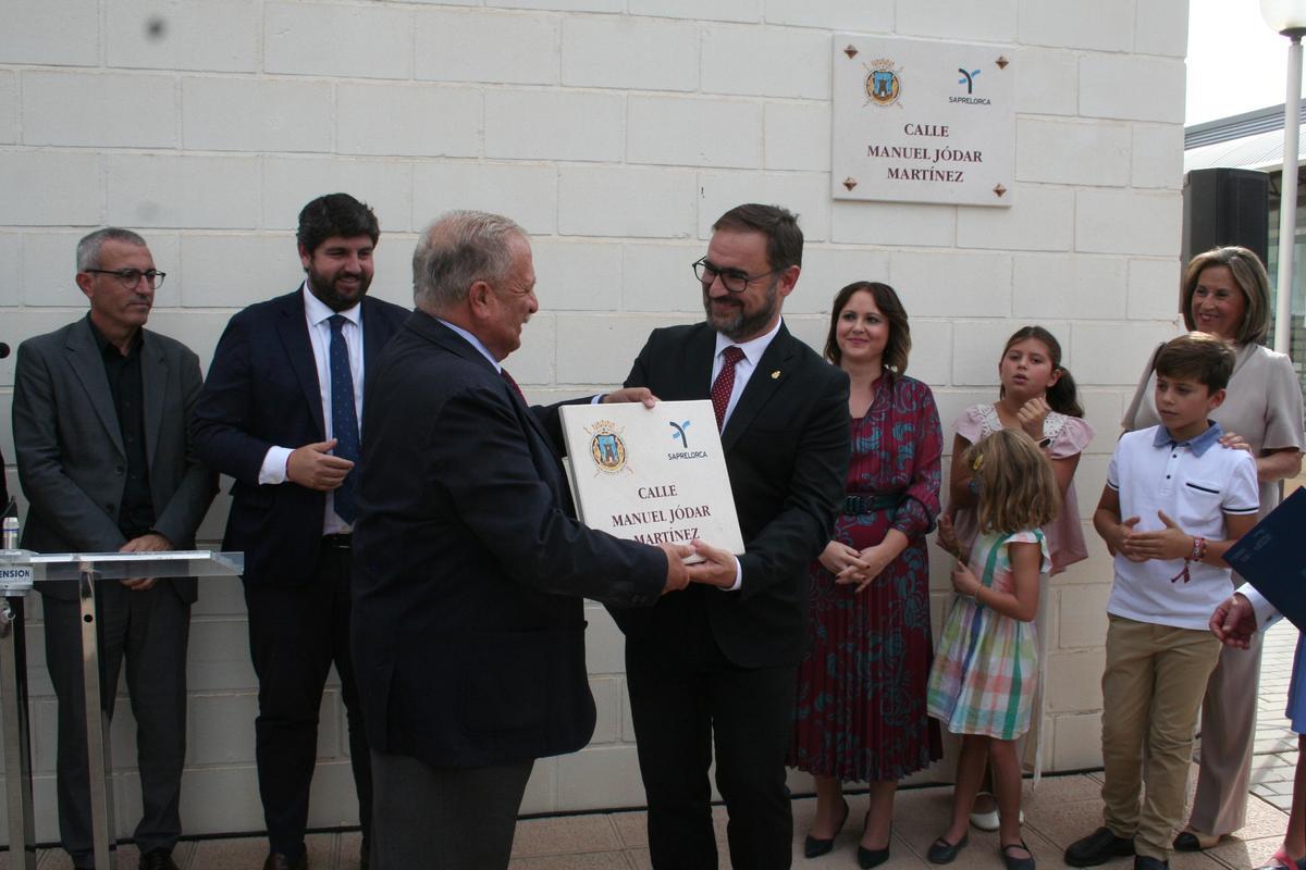 Manuel Jódar Martínez recibía una placa idéntica a la de su calle de manos de Diego José Mateos, en presencia de sus nietos.