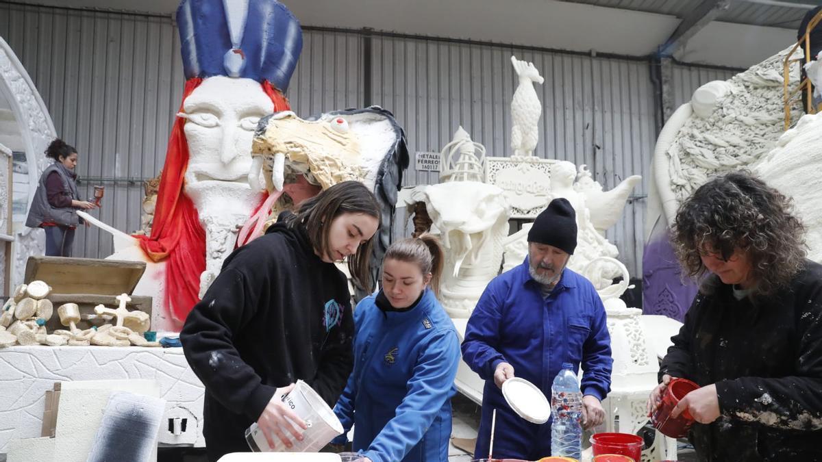 VÍDEO: Comienza la preparación de los artilugios del antroxu de Avilés