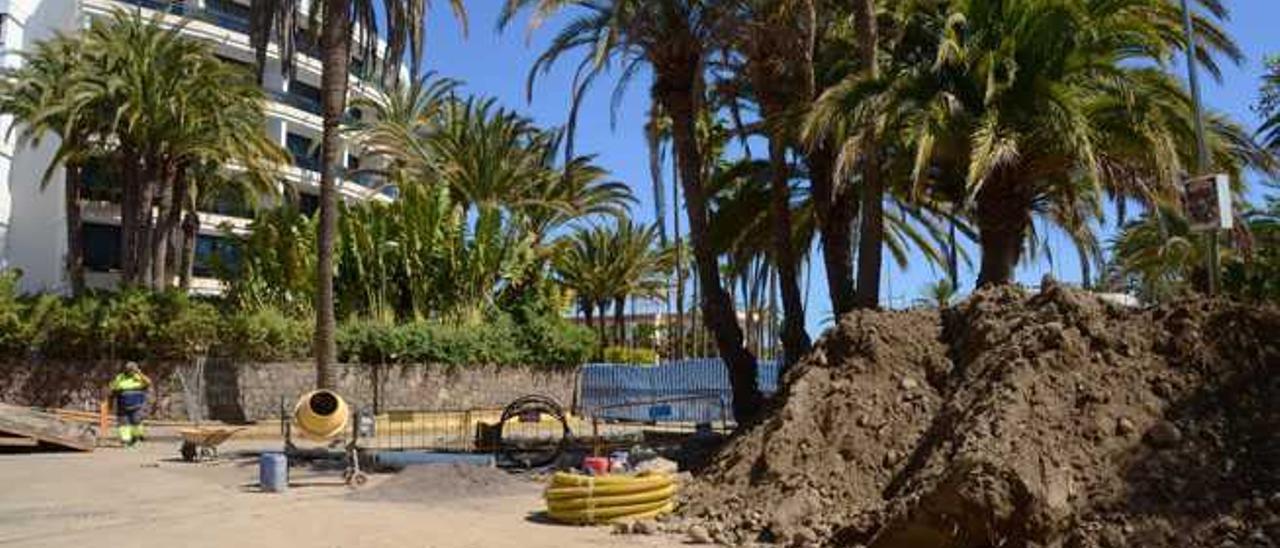 Un trabajador en plena tarea delante del Hotel Oasis de Riu.