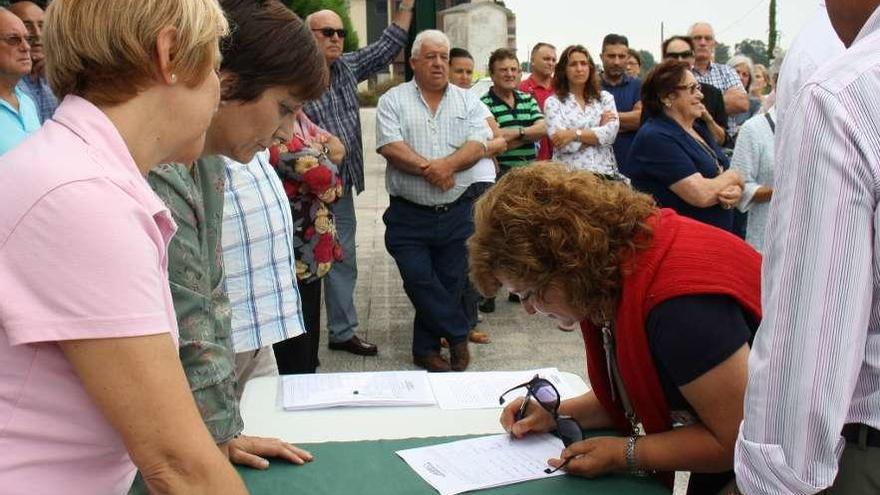 Recogida de firmas en apoyo a las peticiones de la plataforma, ayer, a las puertas del Hospital.