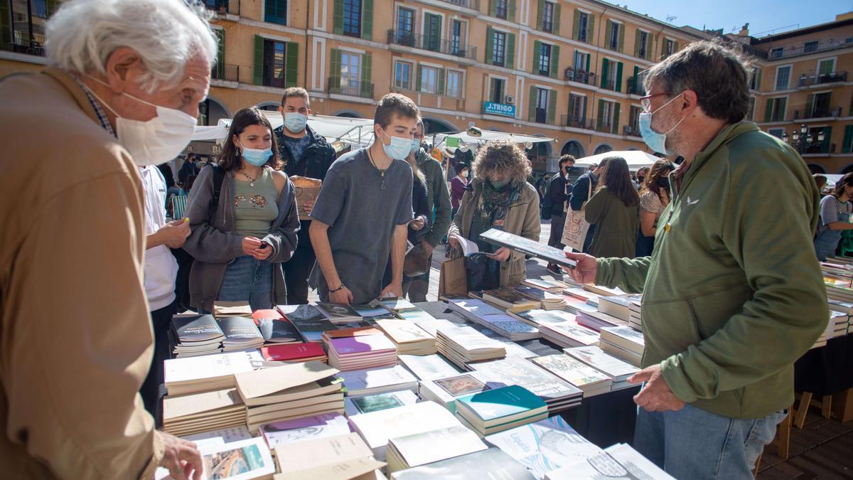 Sant Jordi arranca en Palma animado y con buen ritmo de ventas