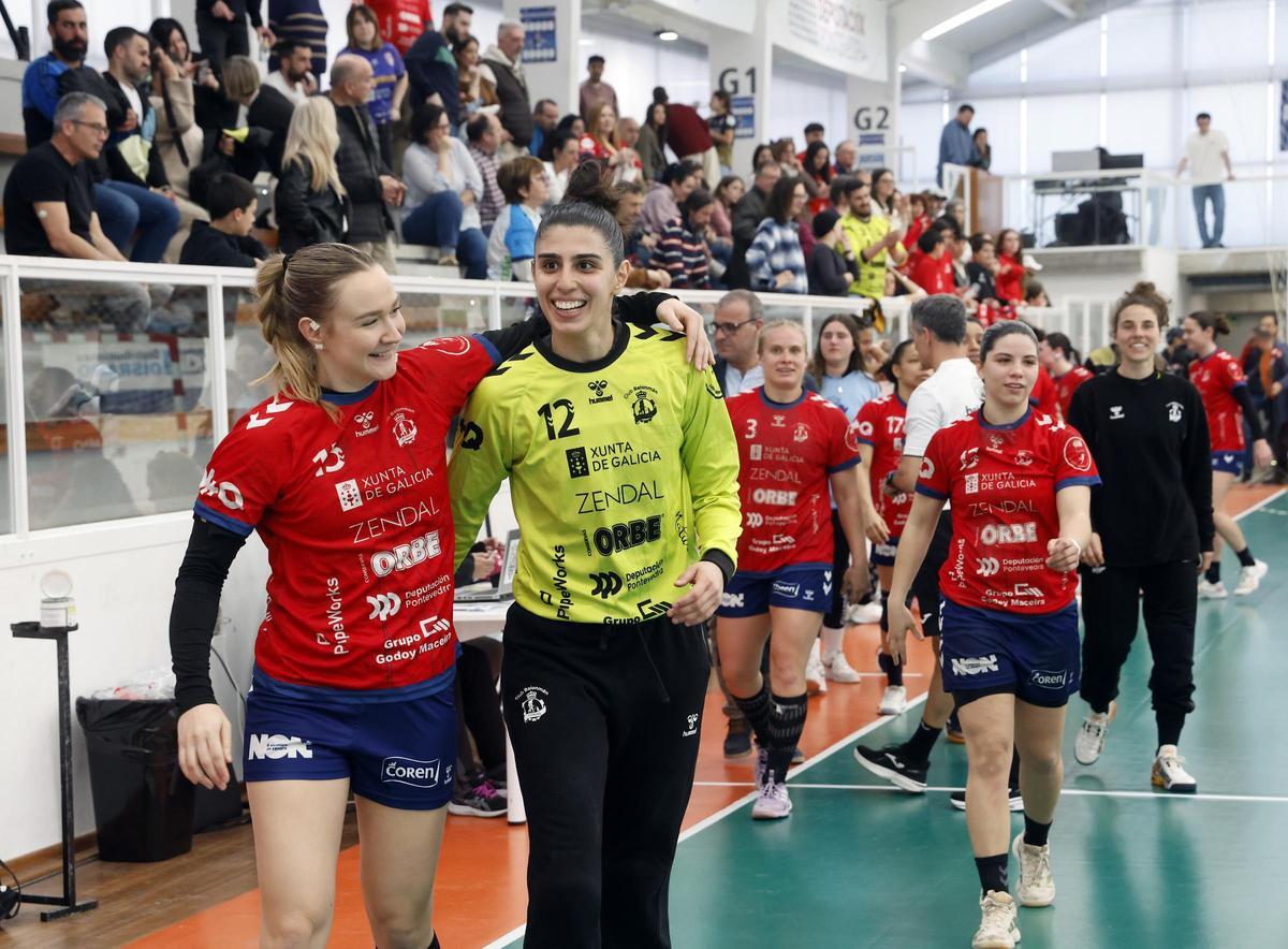 Derbi de balonmano entre el Mecalia Guardés y el Orbe Zendal Porriño, en imágenes