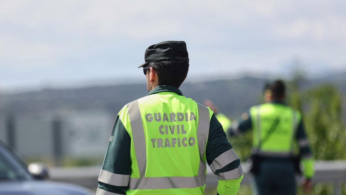 Archivo - Imagen de archivo de agentes de la Guardia Civil de Tráfico.