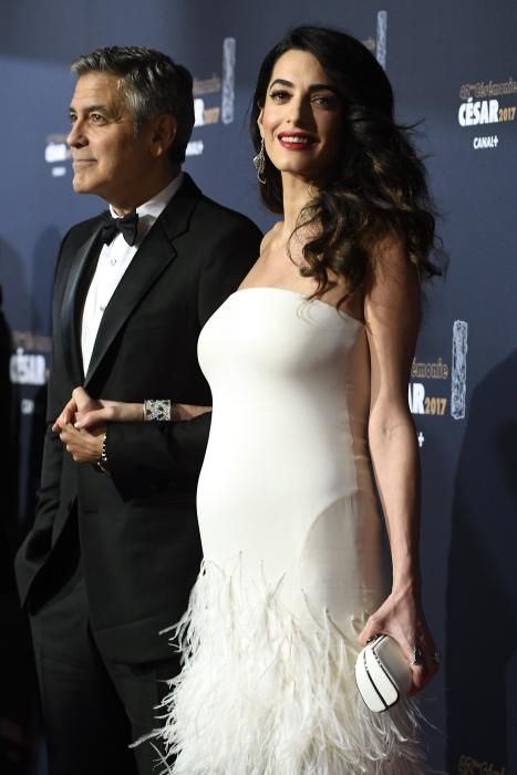 Amal Clooney luce embarazo en los César