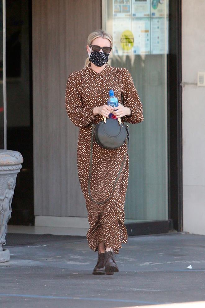 Emma Roberts con vestido de lunares de las rebajas de Mango en Los Ángeles
