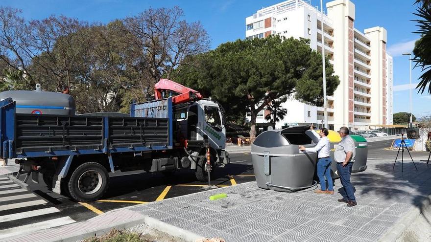 El edil de Limpieza, Diego López, presenta un contenedor.