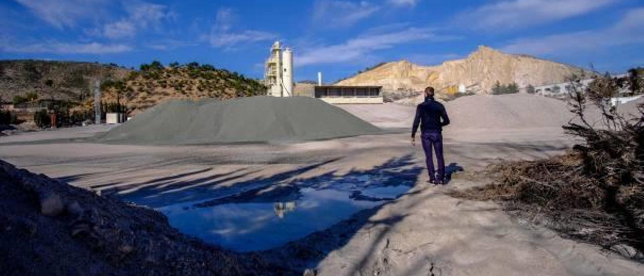 La planta donde se comenzó a elaborar asfalto para carreteras se encuentra muy cerca del casco urbano de Hondón de las Nieves.