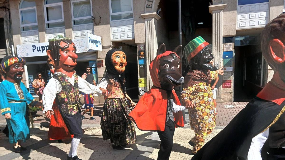 Desfile de cabezudos en las Festas do Cristo en Cangas.