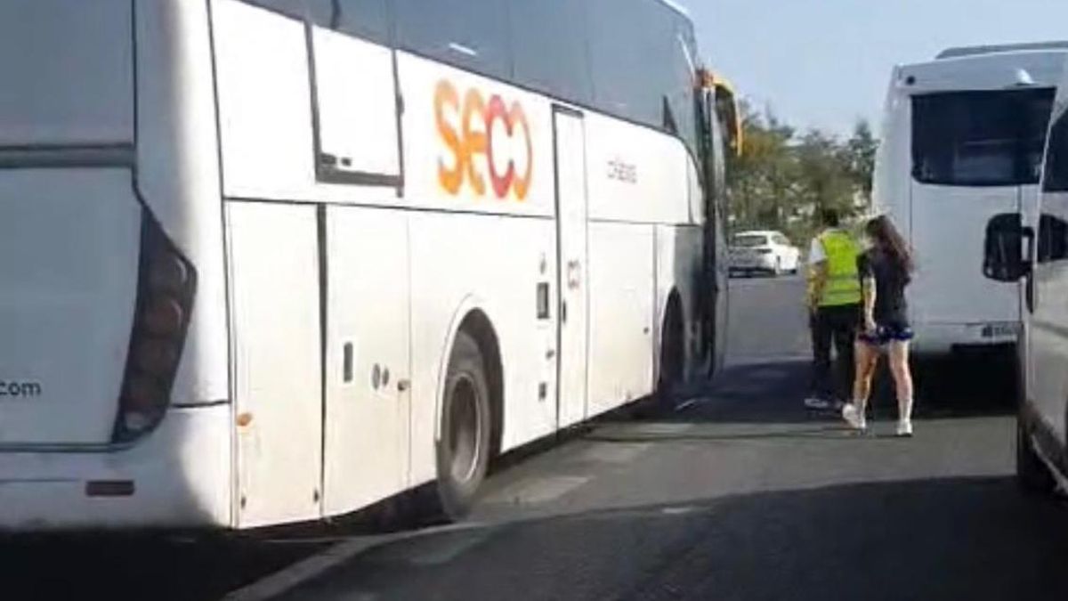 Autocar averiado en medio de la autopista.