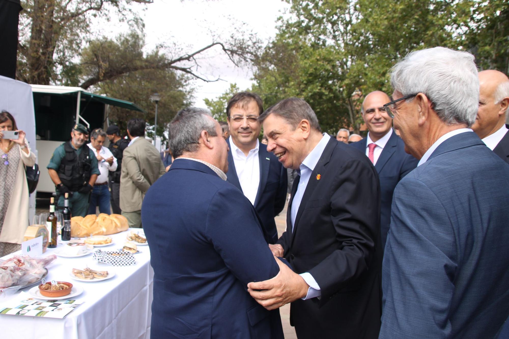 Planas conversa con el presidente de la nueva IGP Cabrito de Extremadura.