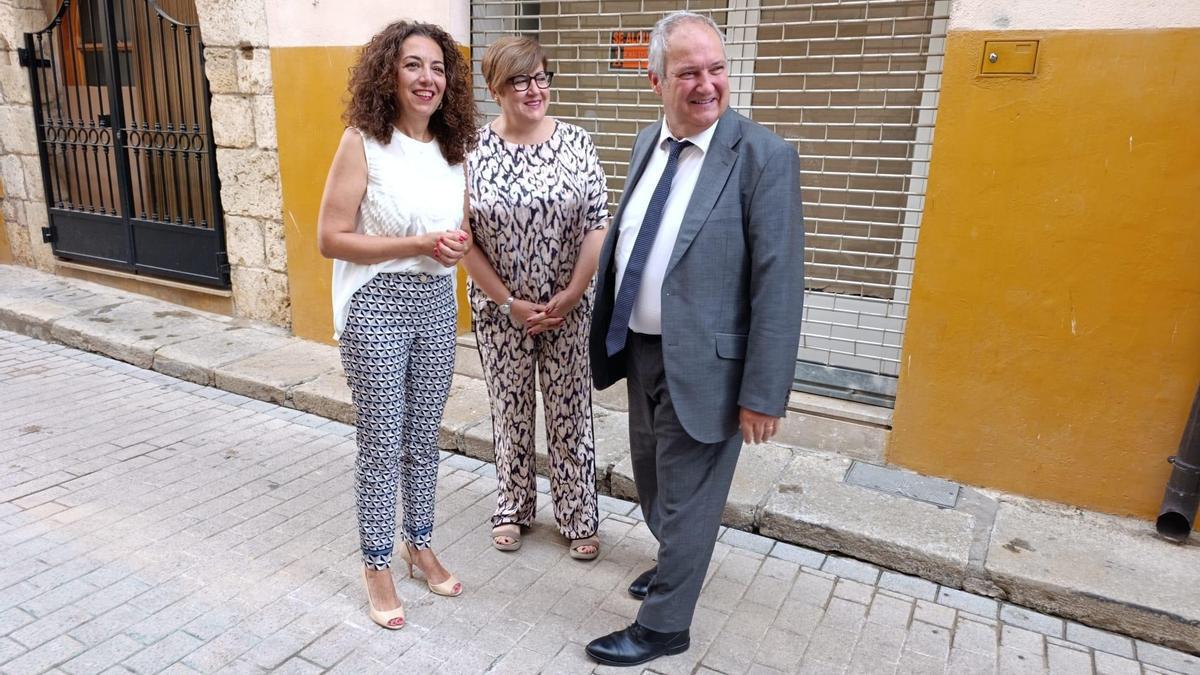 L'alcaldessa de Sant Mateu, Ana Besalduch, junt a la subdelegada del Govern, Antonia García i el ministre d'Indústria i Turisme, Jordi Hereu.