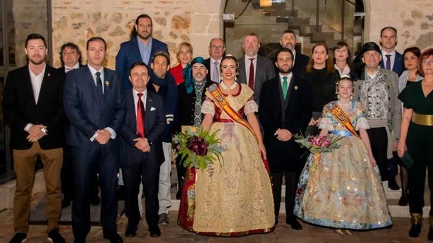 Las Falleras Mayores de FJFS, con representantes políticos de la comarca.