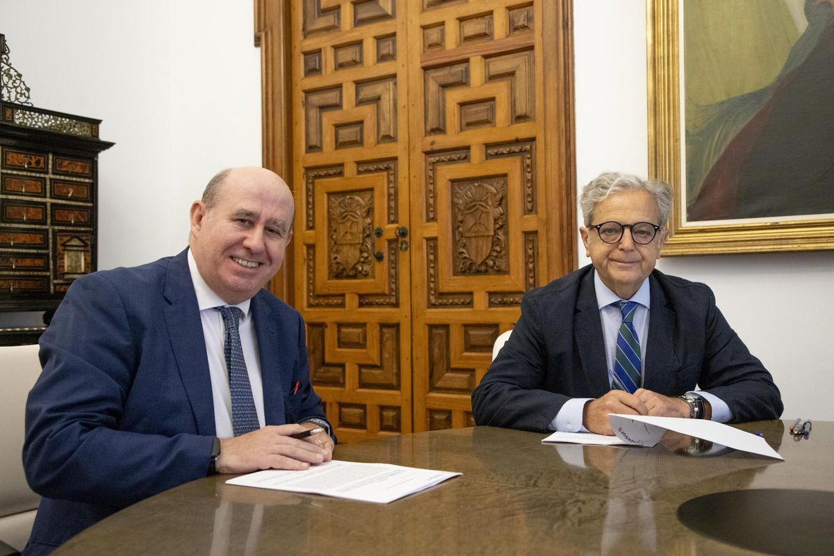 Salvador Fuentes y Fernando Martínez-Jorcano en la firma del acuerdo financiero entre la Diputación de Córdoba y Cajasur.
